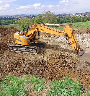 Pelle mécanique jaune creusant dans la terre, avec un paysage rural en arrière-plan à Corme-Royal en Charente-Maritime 17